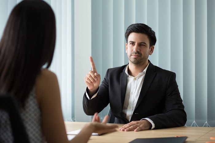 Ilustrasi orang sedang interview kerja.