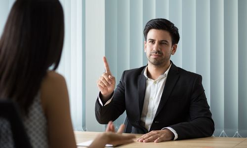 Ilustrasi orang sedang interview kerja.