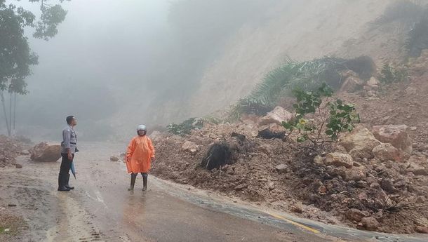 Hujan Deras Sebabkan Longsor Parah di Desa Lise Pu'u, Wolowaru, Jalan Trans Flores Terputus Sementara
