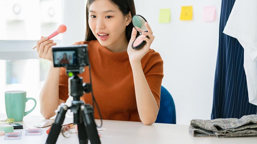 Ilustrasi seorang Content Creator, yang menjadikan hobinya sebagai cuan.