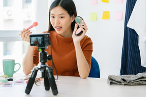 Ilustrasi seorang Content Creator, yang menjadikan hobinya sebagai cuan.