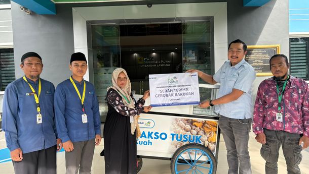 PLN NP UP Bandar Lampung Bersama DT Peduli Lampung Salurkan Bantuan Gerobak Dukung Pemberdayaan Ekonomi Masyarakat