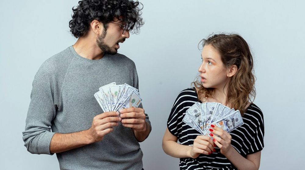 Ilustrasi pasangan sedang memegang uang.