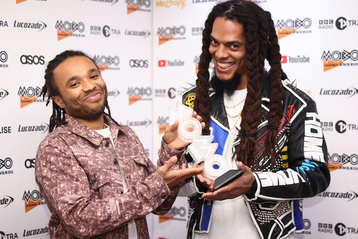 Bob Vylan memegang Penghargaan Artis Musik Alternatif Terbaik selama Penghargaan MOBO ke-25 di London, Inggris, 30 November 2022.