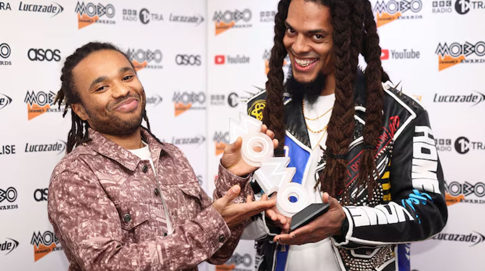 Bob Vylan memegang Penghargaan Artis Musik Alternatif Terbaik selama Penghargaan MOBO ke-25 di London, Inggris, 30 November 2022.