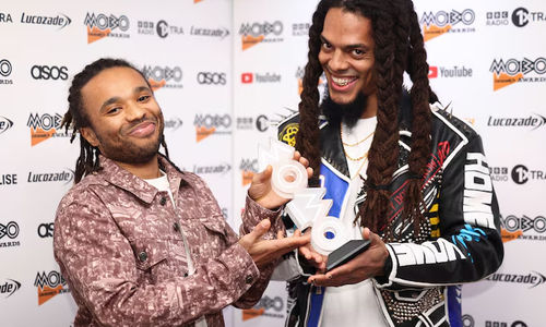 Bob Vylan memegang Penghargaan Artis Musik Alternatif Terbaik selama Penghargaan MOBO ke-25 di London, Inggris, 30 November 2022.