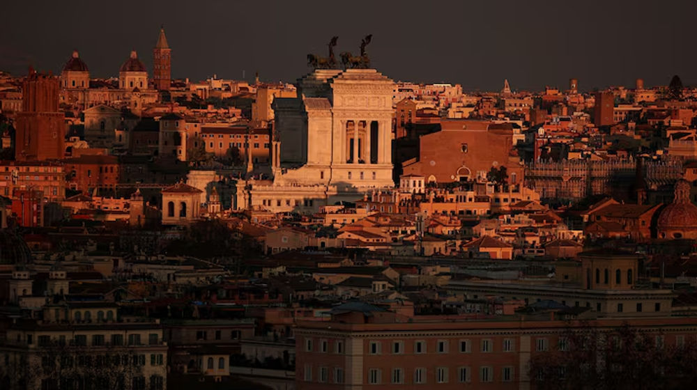 Pemandangan umum dari bukit Gianicolo saat matahari terbenam di Roma, Italia, 6 Februari 2025. 