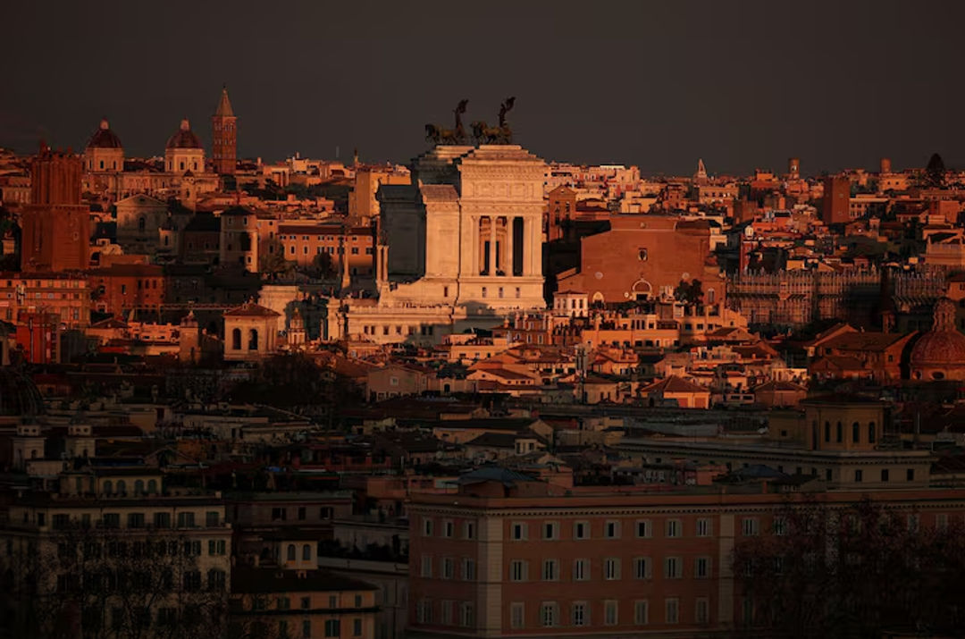 Pemandangan umum dari bukit Gianicolo saat matahari terbenam di Roma, Italia, 6 Februari 2025.