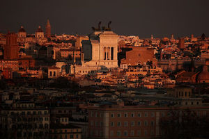 Pemandangan umum dari bukit Gianicolo saat matahari terbenam di Roma, Italia, 6 Februari 2025.