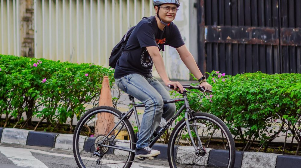 Sakti Darma naik sepeda