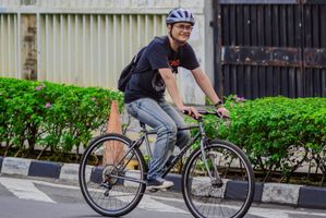 Sakti Darma naik sepeda