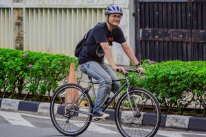 Sakti Darma naik sepeda