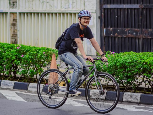 Sakti Darma naik sepeda