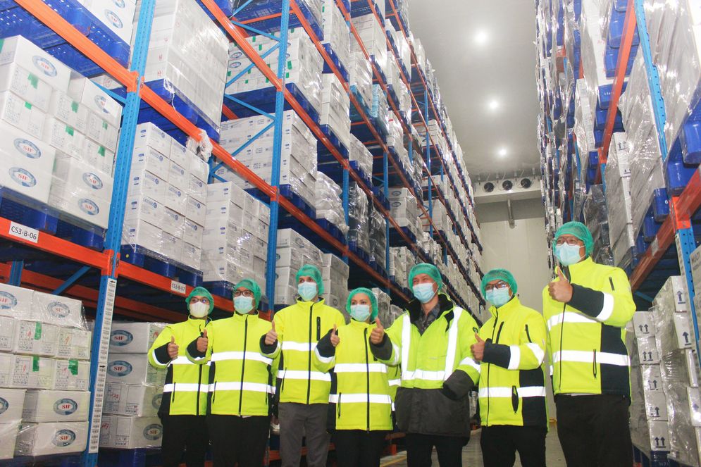 MGM Bosco Jadi Mitra Pilihan untuk Project Management Cold Storage Partner  (Dari Kiri – Kanan) Assistant Vice President Portfolio Management PT Saratoga Investama Sedaya Tbk. (Saratoga) Ryan Sual, Vice President Portofolio Management Saratoga Harwin Idris, Komisaris MGM Bosco Logistics Kemal Mawira, Head of Coporate Communications & CSR Saratoga Catharina Latjuba, President Director PT Sanjaya Internasional Fishery (SIF) Hong Peng, Direktur Keuangan MGM Bosco Logistics Arif Qasimi Al Bone, dan Direktur Operasional & Komersial MGM Bosco Logistics M Shah Durani R.Razak saat berfoto bersama di Cold Storage milik SIF yang berlokasi di Cikarang, Selasa (1/7).   MGM Bosco Logistics dipercaya untuk menjalankan peran strategis dalam merancang dan mengelola sistem yang andal dan terintegrasi pada fasilitas cold storage terbaru SIF. Kerjasama strategis ini membuktikan posisi MGM Bosco sebagai mitra pilihan bagi para pelaku industri cold chain di Indonesia.