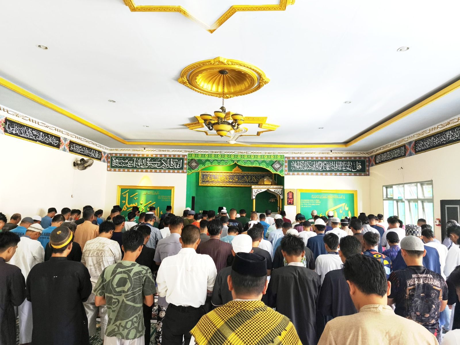 Sholat Jumat di Masjid At-Taubah, Rutan Kelas IIA Manado. (Foto:Istimewa)