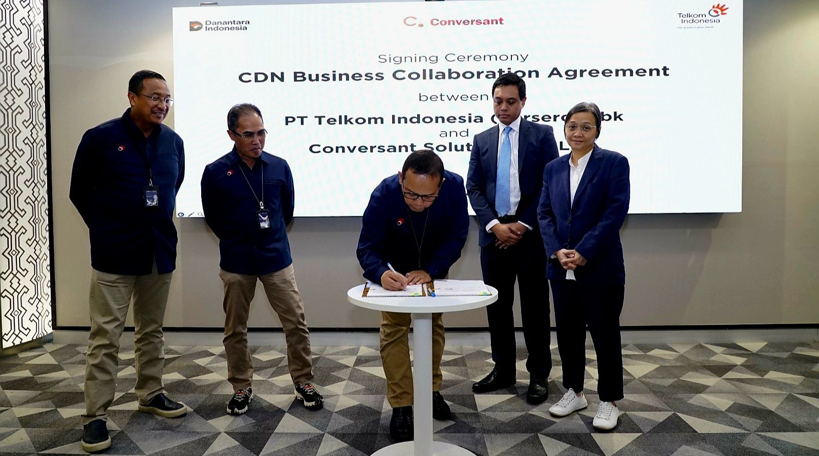 Penandatanganan perjanjian kerja sama penyediaan layanan CaaS di Indonesia antara Telkom dan Conversant di Telkom Landmark Tower