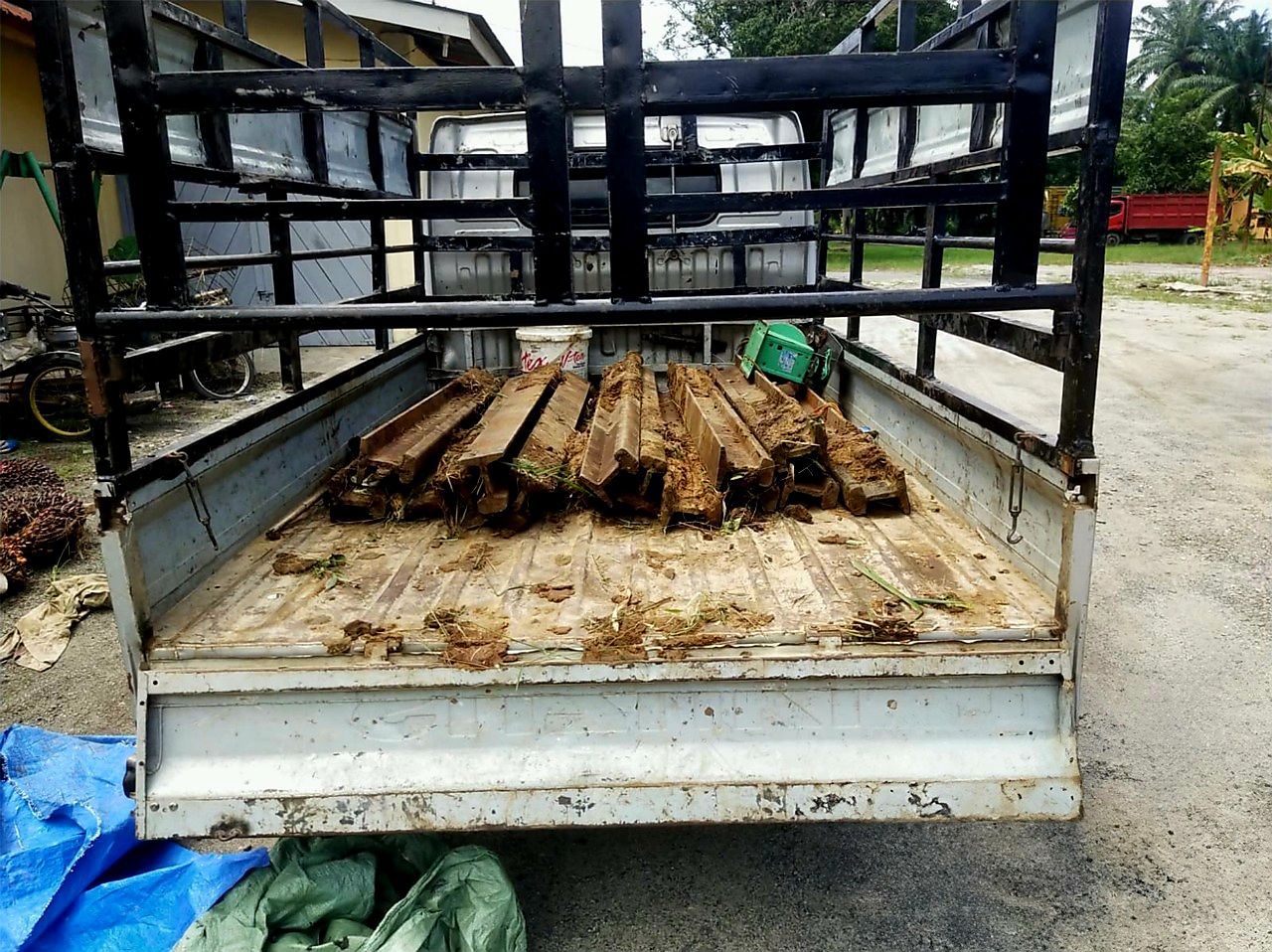 Ballast Stopper kereta api yang dicuri 