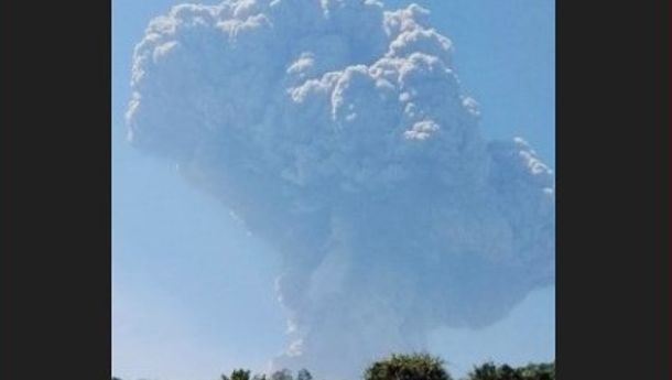 Gunung Lewotobi Laki-laki Meletus Dahsyat, Awan Panas dan Abu Selimuti Langit Flores Timur