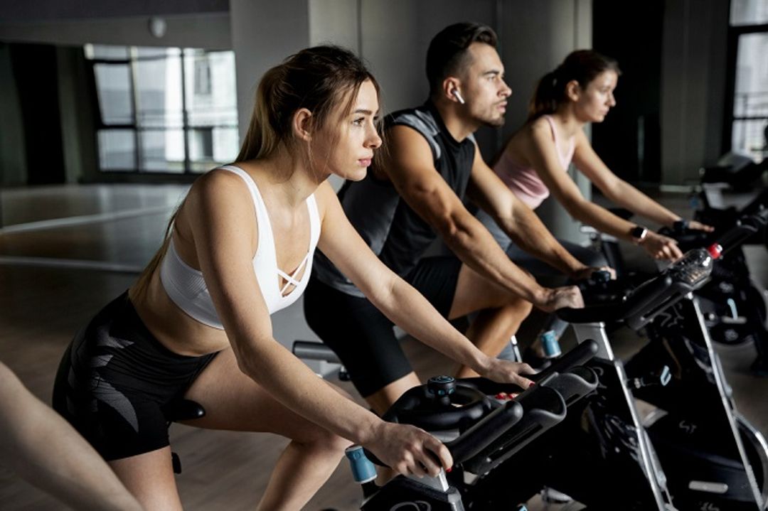 Ilustrasi beberapa orang sedang nge-gym.
