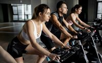 Ilustrasi beberapa orang sedang nge-gym.