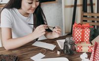 Ilustrasi wanita sedang membuat kerajinan tangan.