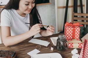 Ilustrasi wanita sedang membuat kerajinan tangan.