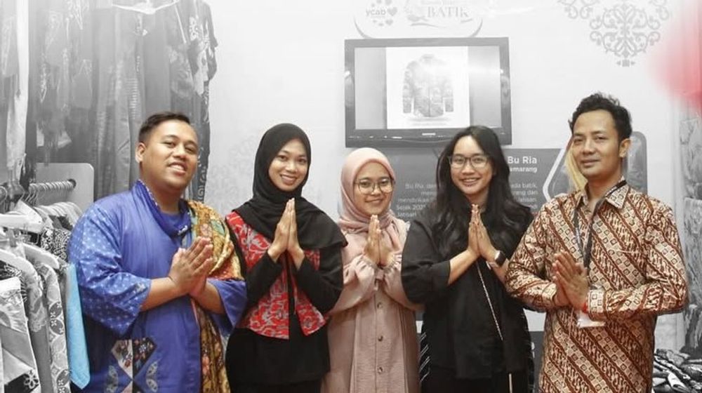 Dari Pekalongan ke Kerajaan Thailand ❤️Rizal, alumni Rumah Belajar Batik YCAB Foundation membukt.jpg