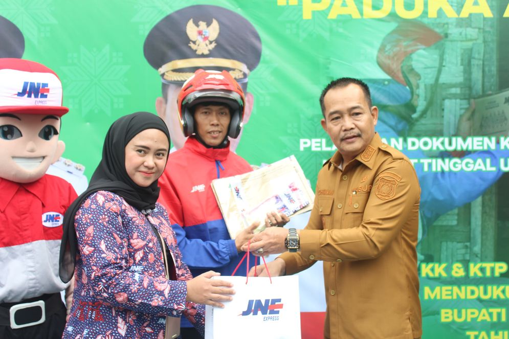 Wakil Bupati Muba, Rohman menerima secara simbolis dokumen pelayanan  PADUKA ANTAT MUBA (Pelayanan Dokumen Kependudukan Antar Langsung Ke Tempat Tinggal Untuk Muba Maju Lebih Cepat) dari Oktavia Nopridah selaku Head Section Sales Section Head JNE Palembang beserta tim, pada peresmian di Disdukcapil Muba, Selasa (26/6/2025)