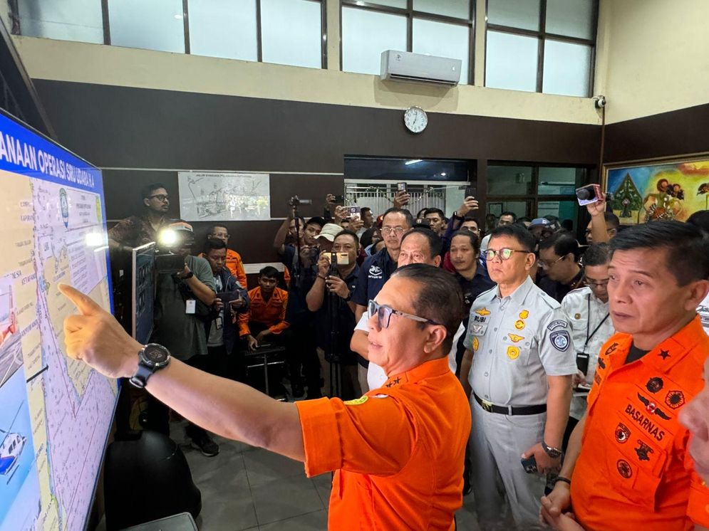 Tim Penyelam Evakuasi KMP Tunu Pratama Jaya