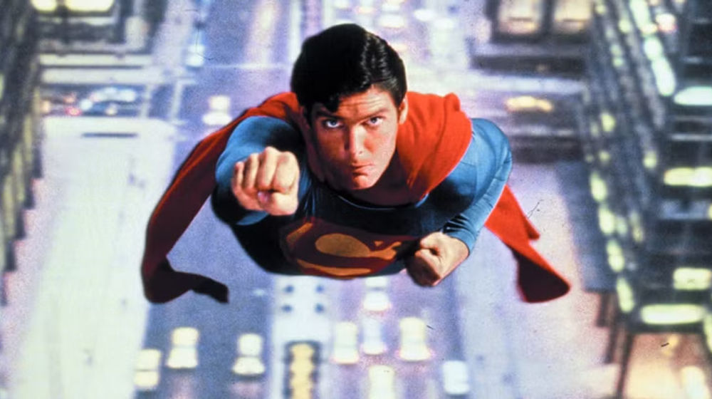 Ilustrasi Superman terbang.