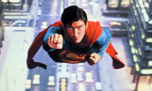 Ilustrasi Superman terbang.