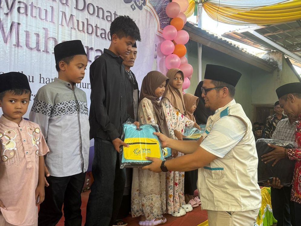 PT PLN (Persero) melalui Unit Pelaksana Pelayanan Pelanggan (UP3) Pringsewu menyalurkan bantuan perlengkapan sekolah kepada 150 anak yatim dan dhuafa.jpeg
