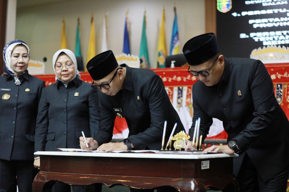 Gubernur Lampung Rahmat Mirzani Djausal dan Ketua DPRD Provinsi Lampung Ahmad Giri Akbar menandatangani Rancangan Peraturan Daerah (Raperda) tentang Pertanggungjawaban Pelaksanaan APBD Provinsi Lampung Tahun Anggaran.jpeg