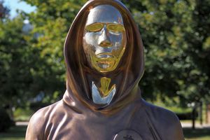 Bust_of_Satoshi_Nakamoto_in_Budapest.jpg