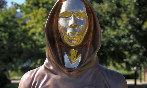 Bust_of_Satoshi_Nakamoto_in_Budapest.jpg
