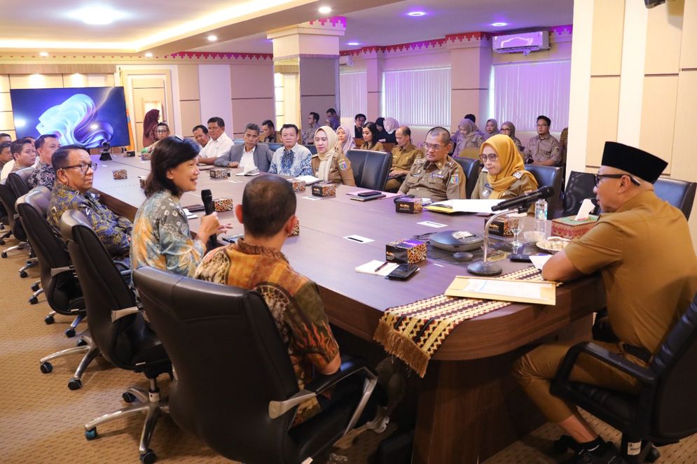 Gubernur Lampung Rahmat Mirzani Djausal saat menerima audiensi pengurus Forum CSR Lampung di Ruang Sakai Sambaian, Kantor Gubernur Lampung, pada Senin (14/7/2025).