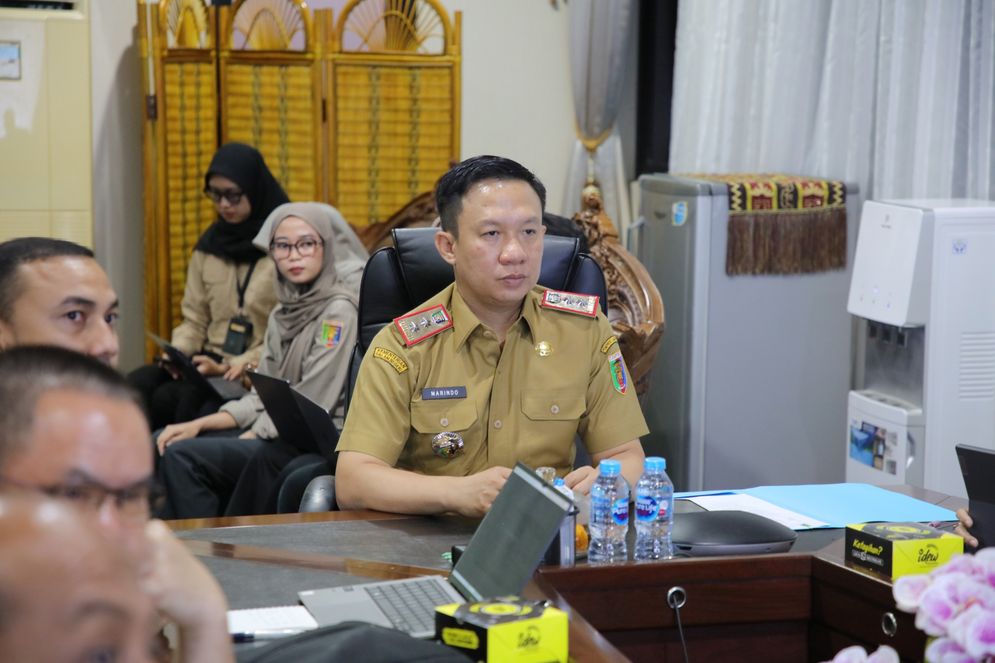 Sekretaris Daerah Provinsi Lampung Marindo Kurniawan memimpin rapat presentasi untuk memanajemen proyek Data Kemiskinan Ekstrem di Provinsi Lampung yang ditargetkan secara nasional menjadi nol persen pada tahun 2027.