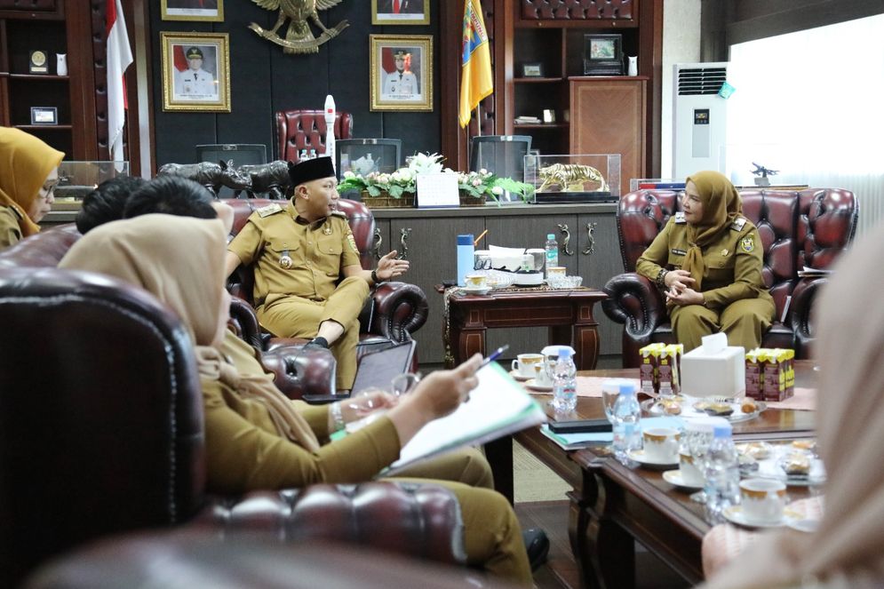 Pertemuan Gubernur Lampung Rahmat Mirzani Djausal dan Wali Kota Bandar Lampung Eva Dwiana di Ruang Kerja Gubernur, Kantor Gubernur Lampung, Senin (14/7/2025).