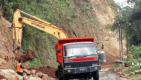 Antrian Kendaraan Mengular akibat Longsor di Jalur Ende–Maumere Jalan Ditutup Sesuai Jadwal