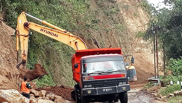 Antrian Kendaraan Mengular akibat Longsor di Jalur Ende–Maumere Jalan Ditutup Sesuai Jadwal