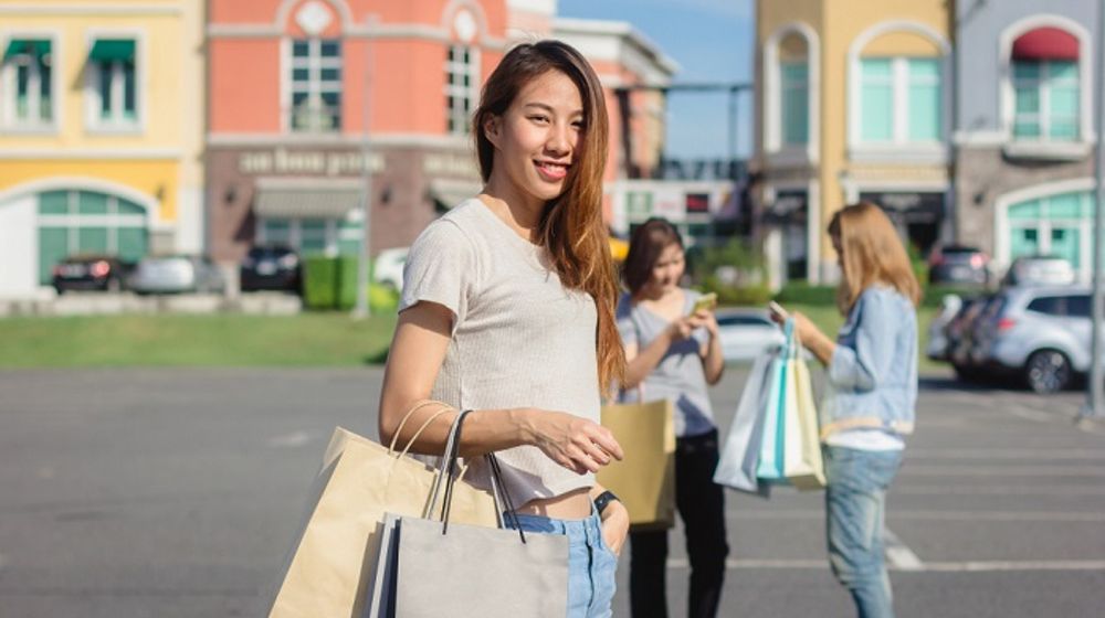 Ilustrasi wanita berbelanja sebagai bentuk self reward.