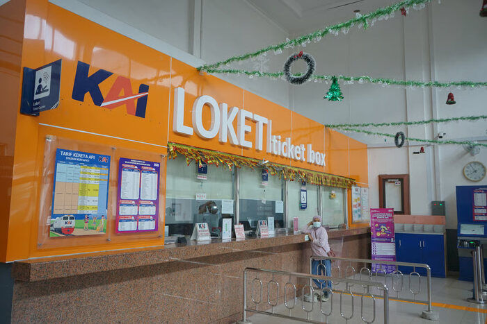 Loket penjualan tiket di stasiun