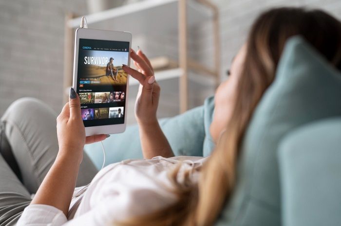 Ilustrasi orang sedang nonton film di Netflix.