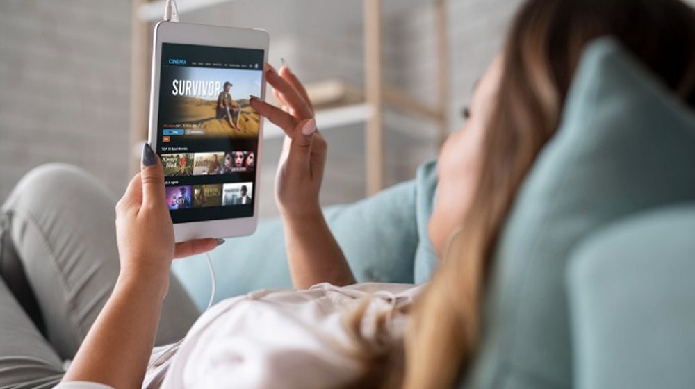 Ilustrasi orang sedang nonton film di Netflix.