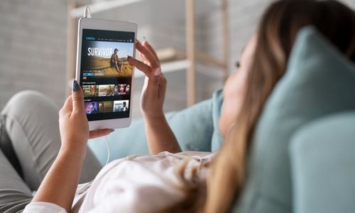 Ilustrasi orang sedang nonton film di Netflix.