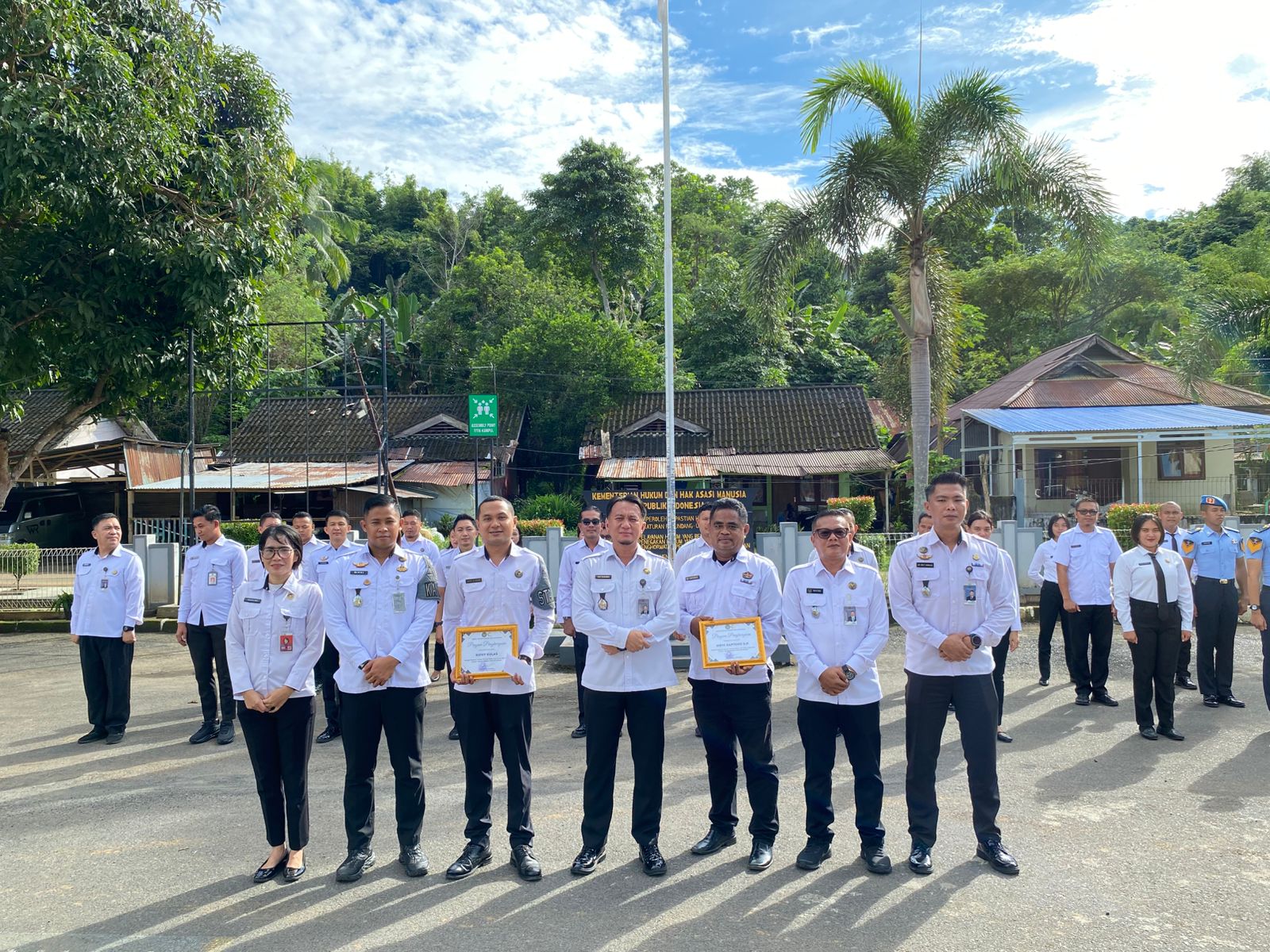 Apel rutin dan penyerahan penghargaan kepada pegawai Rutan Kelas IIA Manado. (Foto:Istimewa)