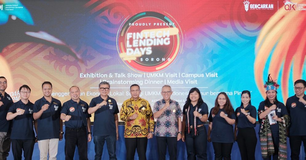 Staf Ahli Gubernur Papua Barat George Yarangga (tengah, mengenakan batik kuning), Direktur Pengawasan Usaha Pembiayaan Berbasis Teknologi Informasi OJK Indra (keenam dari kanan), dan Ketua Umum Asosiasi Fintech Pendanaan Bersama Indonesia (AFPI) Entjik S. Djafar (kelima dari kiri), berpose bersama dalam pembukaan kegiatan Fintech Lending Days 2025 di Sorong. Kegiatan ini menjadi wujud kolaborasi dalam rangka memperkuat peran teknologi finansial dalam mendukung pemerataan akses layanan keuangan yang adil, transparan, dan berkelanjutan di kawasan timur Indonesia.