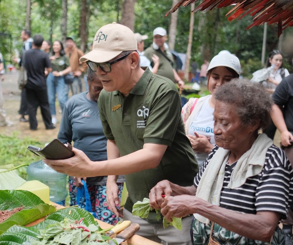 Ketua Umum Asosiasi Fintech Pendanaan Bersama Indonesia (AFPI) Entjik S. Djafar dalam kegiatan UMKM Visit yang merupakan bagian dari rangkaian Fintech Lending Days 2025 yang digelar di Sorong, Papua Barat Daya, pada 9-10 Juli 2025. Melalui UMKM Visit, AFPI dan platform penyedia layanan Pindar dapat melihat serta mendengar aspirasi pelaku UMKM lokal secara langsung. 