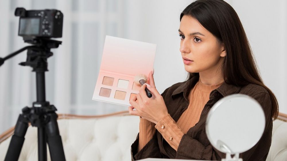 Ilustrasi seorang beauty content creator.