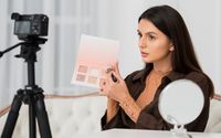 Ilustrasi seorang beauty content creator.